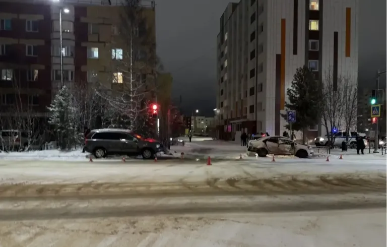 Два человека пострадали в ДТП на перекрёстке в Новом Уренгое