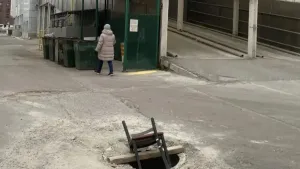 В Новом Уренгое открытый люк у школы закрыли стулом