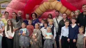 В Надыме папы и дети устроили семейный заплыв в День отца